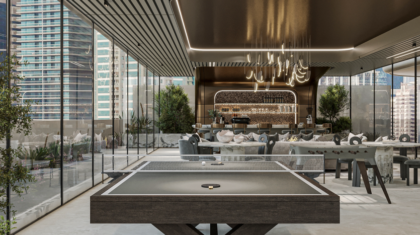 Un coin salon moderne et élégant avec une table de ping-pong au premier plan, de grandes fenêtres vitrées mettant en valeur les gratte-ciel de la ville et un mobilier chic soigneusement disposé. L'espace présente un design contemporain avec des plantes abondantes, un éclairage d'ambiance et un bar bien approvisionné.