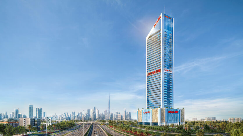 Un gratte-ciel moderne et de grande hauteur avec un panneau « Sofitel » domine le côté droit de l'image, surplombant une autoroute à plusieurs voies. Le bâtiment est entouré d'espaces verts et d'arbres, créant une oasis urbaine. En arrière-plan, un paysage urbain dense avec de nombreux autres immeubles de grande hauteur est visible sous un ciel bleu clair.