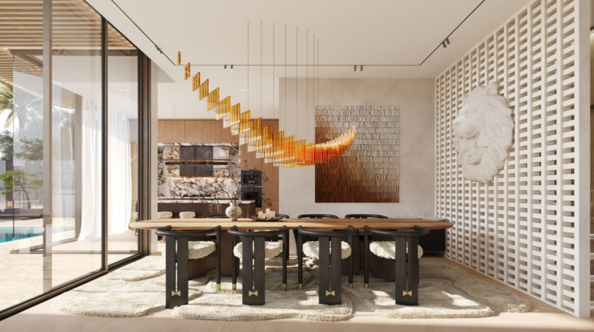 Une salle à manger moderne avec une longue table en bois entourée de chaises noires aux assises texturées uniques. Un lustre doré saisissant en forme de vague est suspendu au-dessus. Les murs présentent un motif géométrique et une sculpture de tête de lion blanche. De grandes fenêtres offrent une vue sur une piscine extérieure.