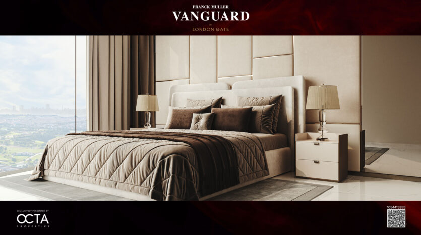 Une chambre luxueuse avec une grande tête de lit capitonnée beige, un lit double avec literie marron et deux tables de chevet avec lampes assorties. La chambre dispose de baies vitrées offrant une vue sur la ville. L'image porte le logo « Franck Muller Vanguard London Gate ».