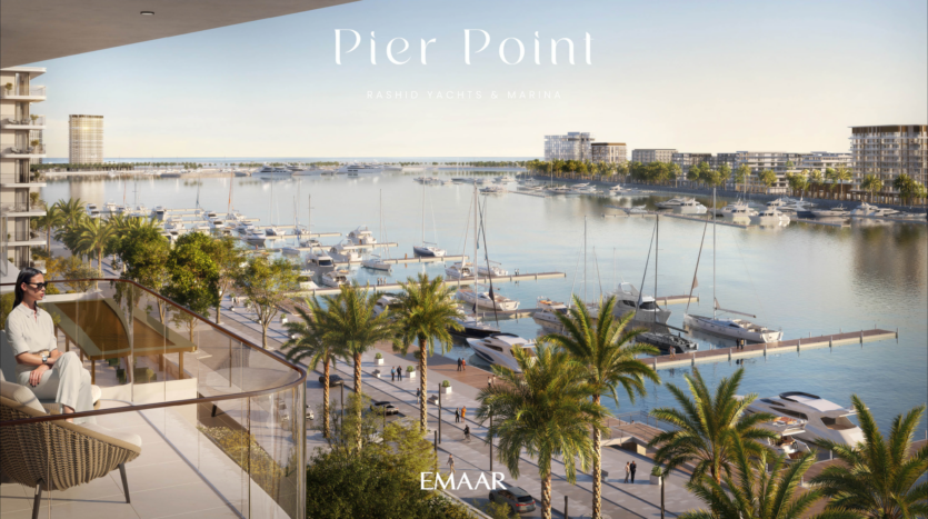 Vue panoramique d'une marina avec de nombreux yachts amarrés et des bâtiments modernes environnants. Une personne se détend sur un balcon surplombant l'eau, bordé de palmiers, sous un ciel bleu clair. "Pierpoint" et "Emaar" sont élégamment visibles au sommet.