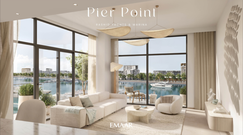 Un salon moderne et élégant avec de grandes fenêtres donnant sur la marina de Pierpoint. La pièce comprend des canapés blancs, des fauteuils, une table basse ronde et des luminaires contemporains. À l'extérieur, des yachts et des bâtiments au bord de l'eau sont visibles.