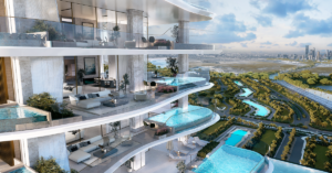 Balcons luxueux en hauteur avec piscines privées donnant sur les toits de la ville et une vaste verdure, rappelant les tendances d'élite de l'immobilier de chiffres de Dubaï en septembre 2024. L'architecture moderne présente des balustrades en verre incurvées, tandis qu'en dessous, les voies navigables serpentent à travers des arbres luxuriants sous un ciel bleu.