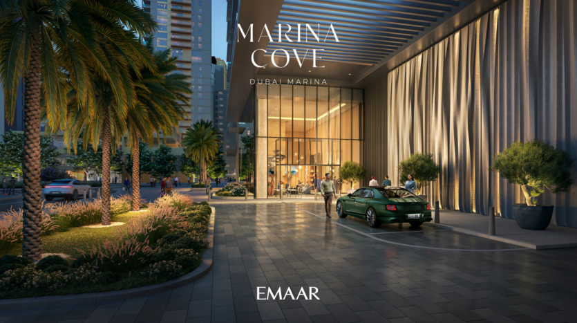 L'entrée luxueuse de Marina Cove à Dubai Marina se compose d'un bâtiment moderne avec de grandes baies vitrées. Des palmiers se balancent à côté d'une voiture de sport verte garée à l'entrée, tandis qu'un éclairage doux et un aménagement paysager bien pensé rehaussent l'ambiance élégante de Marina Cove.