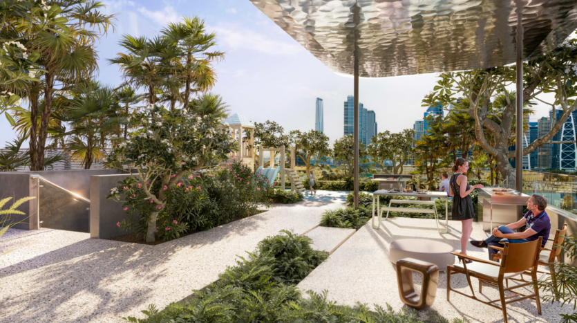 Un jardin sur le toit avec une végétation luxuriante et des plantes tropicales surplombe le paysage urbain des Jumeirah Lake Towers, parsemé de gratte-ciels modernes. Deux personnes discutent près d'un siège confortable sous un élégant auvent au W Residences. L'atmosphère est sereine et moderne.