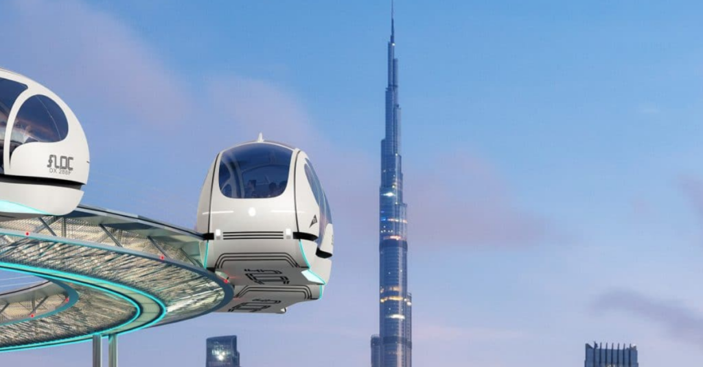 Les véhicules futuristes en forme de nacelle de Floc Duo Rail glissent sur des voies surélevées dans le cadre de la révolution des transports à Dubaï, avec l'emblématique Burj Khalifa se dressant fièrement sous un ciel bleu clair.