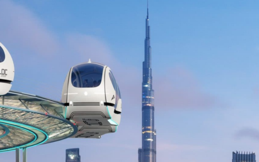 Les véhicules futuristes en forme de nacelle de Floc Duo Rail glissent sur des voies surélevées dans le cadre de la révolution des transports à Dubaï, avec l'emblématique Burj Khalifa se dressant fièrement sous un ciel bleu clair.