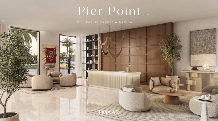 L'intérieur moderne du hall du Pierpoint, Rashid Yachts & Marina, comprend des sièges confortables, un comptoir de réception et des panneaux muraux décoratifs. De grandes fenêtres révèlent des palmiers à l'extérieur, renforçant l'atmosphère sereine.