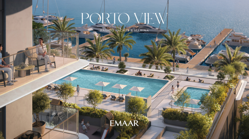 Vue aérienne d'une marina luxueuse avec des yachts et des palmiers. Au premier plan se trouve une terrasse moderne avec piscines et coins salon donnant sur le port. La scène comprend des personnes se relaxant et profitant du front de mer pittoresque.