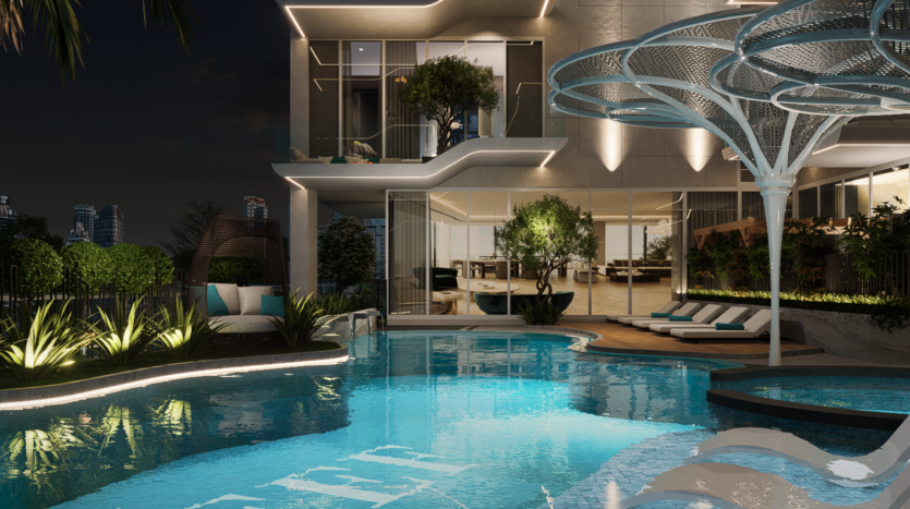 Une vue nocturne sur la piscine moderne et luxueuse avec une architecture élégante et un éclairage d'ambiance. La piscine REEF 1000 est mise en valeur par un auvent métallique artistique, avec une végétation luxuriante et des chaises longues confortables visibles en arrière-plan.