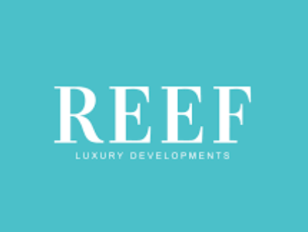 Le fond bleu sarcelle avec du texte blanc porte bien en évidence « REEF », incarnant l'essence des « DÉVELOPPEMENTS DE LUXE » dans un design sophistiqué.