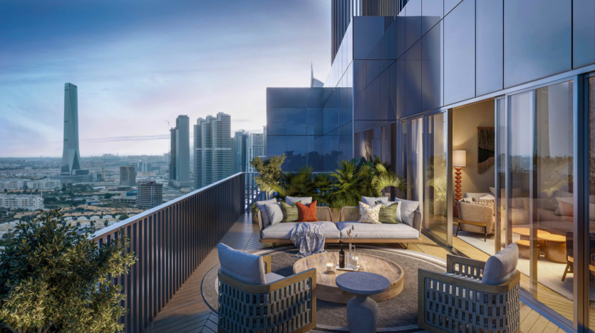 La terrasse moderne sur le toit du W Residences propose un coin salon confortable avec un canapé, des chaises et une table. Ornée de plantes, elle surplombe l'horizon des Jumeirah Lake Towers au crépuscule. De grandes portes vitrées mènent à un espace intérieur élégamment éclairé.