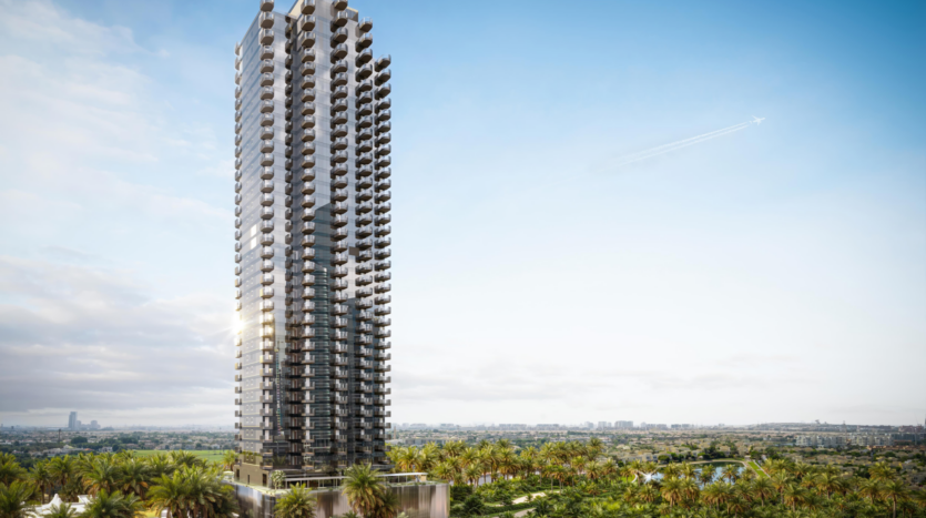 Un gratte-ciel moderne et haut doté de nombreux balcons se dresse fièrement dans le paysage urbain animé, rappelant les Jumeirah Lake Towers. Sur un ciel bleu parsemé de nuages, un jet lointain laisse une traînée de condensation. Des arbres verts et luxuriants encadrent cette oasis urbaine qui s'étend jusqu'à l'horizon.