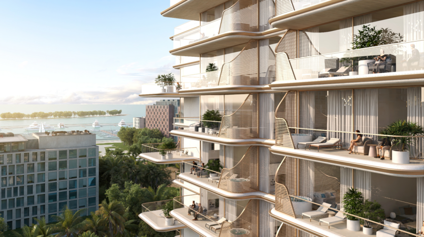 Immeuble moderne de grande hauteur avec balcons ondulés, mobilier d'extérieur et plantes. Les gens se détendent et profitent de la vue panoramique sur le front de mer lointain de Sunset Bay et le paysage urbain sous un ciel clair.