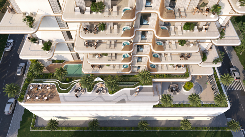 Un bâtiment moderne à plusieurs étages à Sunset Bay dispose de balcons incurvés avec de petites piscines et des coins salon. Le toit offre une végétation luxuriante et des espaces de détente. À proximité, des voitures de luxe sont garées sous des palmiers ondulants, encapsulant l'élégance sereine de ce paradis côtier.