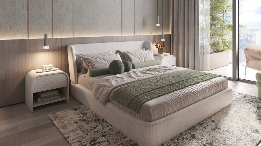 Une chambre moderne avec un lit capitonné beige de la collection Edition 3, complété par une literie verte et beige. Deux suspensions illuminent l'espace et une grande fenêtre révèle un balcon avec des sièges et de la verdure inspirés de Cove. Un tapis douillet orne le plancher en bois.