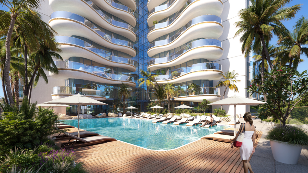 Une femme se tient debout près d'une luxueuse piscine extérieure avec des chaises longues, entourée de palmiers et d'une architecture moderne. Le bâtiment dispose de balcons incurvés et de grandes fenêtres en verre, reflétant un ciel bleu clair.