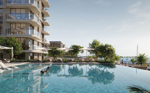 Marina Place 1 propose un immeuble d'appartements moderne avec des balcons en verre donnant sur une piscine à débordement dans laquelle une personne nage. Des chaises longues et des parasols au bord de la piscine bordent le patio, avec une végétation luxuriante et une marina en arrière-plan sous un ciel clair.