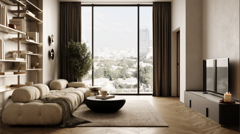 Il moderno soggiorno con un'ampia finestra che si affaccia sulle terrazze della città comprende un divano imbottito beige, un tavolino rotondo scuro e una TV a schermo piatto su un elegante supporto. Una grande pianta completa i toni neutri e il pavimento in legno, creando un'estetica minimalista ispirata ad Arisha.