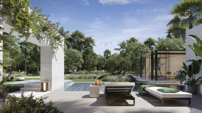 Une terrasse extérieure moderne de Bo Monde donne sur un jardin luxuriant. Elle comprend une piscine, des chaises longues et une structure aux parois de verre. La scène est entourée de verdure et d'arbres, sur fond de ciel bleu avec des oiseaux au loin.