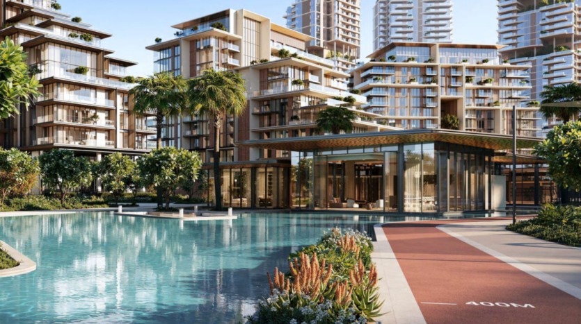 Moderni edifici residenziali con balconi in vetro circondano una grande e tranquilla piscina. Accanto, la pista da jogging rossa di Crestlane, contrassegnata dalla scritta "400M", si snoda con grazia, costeggiata da una vegetazione lussureggiante e da piante tropicali. Il paesaggio è soleggiato e invitante, con un cielo azzurro e limpido perfetto per una passeggiata rinfrescante in città.
