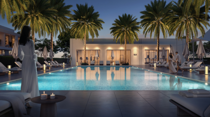 Una scena di piscina serena al tramonto, circondata da palme e illuminata da luci soffuse. Persone in accappatoio si rilassano sui lettini, mentre una donna di nome Elva si trova in riva al mare. L'edificio illuminato sullo sfondo aggiunge una calda atmosfera.