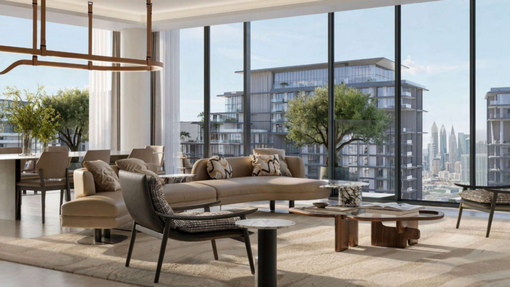 Salone lussuoso e moderno con arredi eleganti, finestre a golfo e vista sul paesaggio urbano che ricorda la City Walk. Divani in tonalità neutre, sedie e un tappeto creano un'atmosfera accogliente. Il verde esterno è visibile attraverso i vetri e contribuisce a creare un'atmosfera serena.