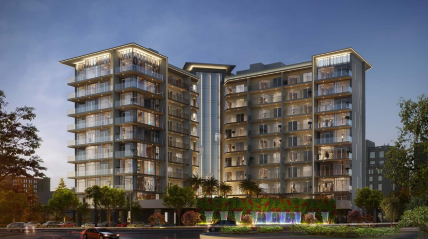 Al tramonto, il condominio Floarea Grande appare moderno e luminoso. La struttura presenta numerosi balconi e grandi finestre, con un ingresso paesaggistico con palme e una fontana d'acqua al piano terra.