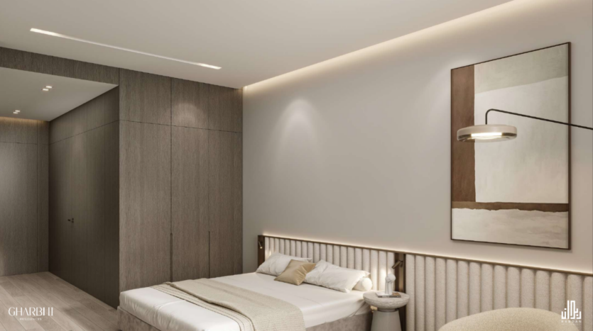 Una camera da letto moderna dal design minimalista e dalla palette di colori neutri. Include un letto con biancheria da letto beige, una parete d'accento in legno, un tavolino con una lampada e un dipinto astratto alla parete.