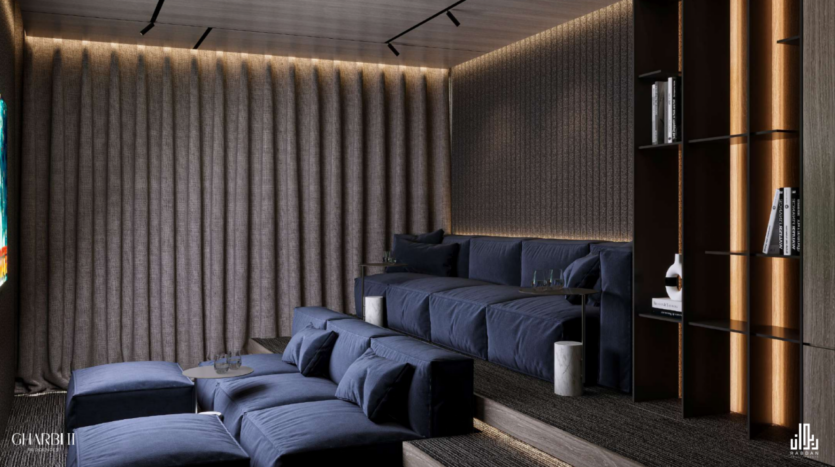 Un moderno home cinema con sedute a gradoni blu navy, tende grigie e scaffali con libri e decorazioni sulla destra. La stanza ha un'atmosfera calda e intima, con una sottile illuminazione dall'alto.