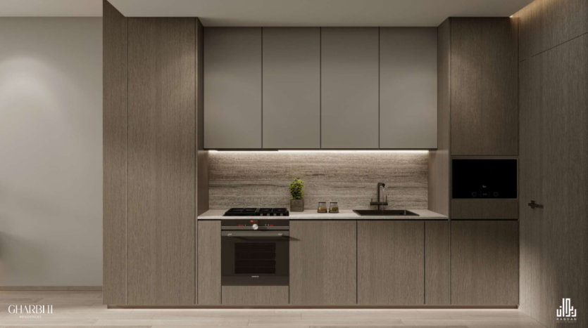 Cucina moderna con mobili in legno, forno e fornelli a incasso. Nel soffitto è presente una striscia luminosa, una piccola pianta e un lavello con rubinetto. I toni neutri e le linee pulite creano un'estetica minimalista.