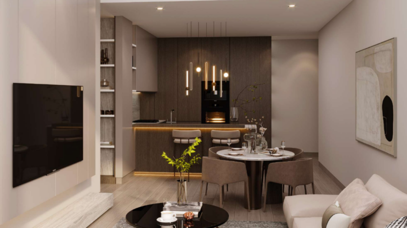 Soggiorno e cucina moderni dal design pulito e minimalista. Tra le caratteristiche, il televisore a parete, il tavolo da pranzo rotondo e l'isola della cucina con luci a sospensione. I toni neutri e l'illuminazione discreta creano un'atmosfera calda.