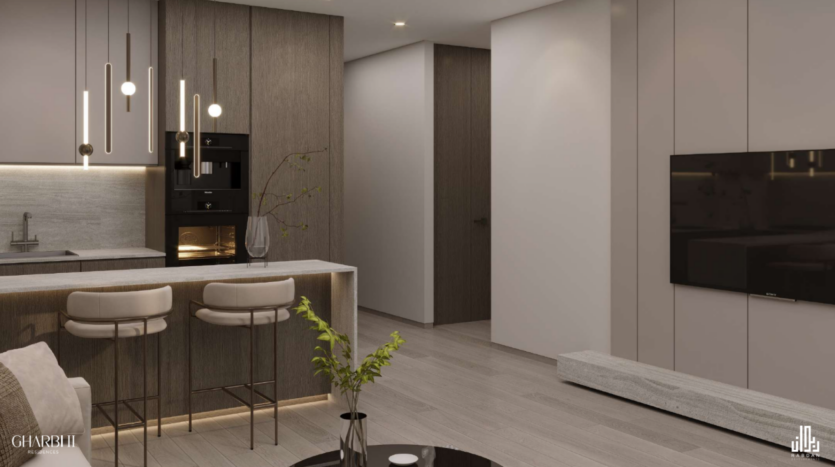 Uno spazio abitativo moderno e minimalista con eleganti rivestimenti in legno, TV a parete e cucina contemporanea con illuminazione a sospensione e sgabelli da bar. L'ambiente è caratterizzato da un pavimento in legno chiaro e da sottili tocchi decorativi per un look elegante e raffinato.