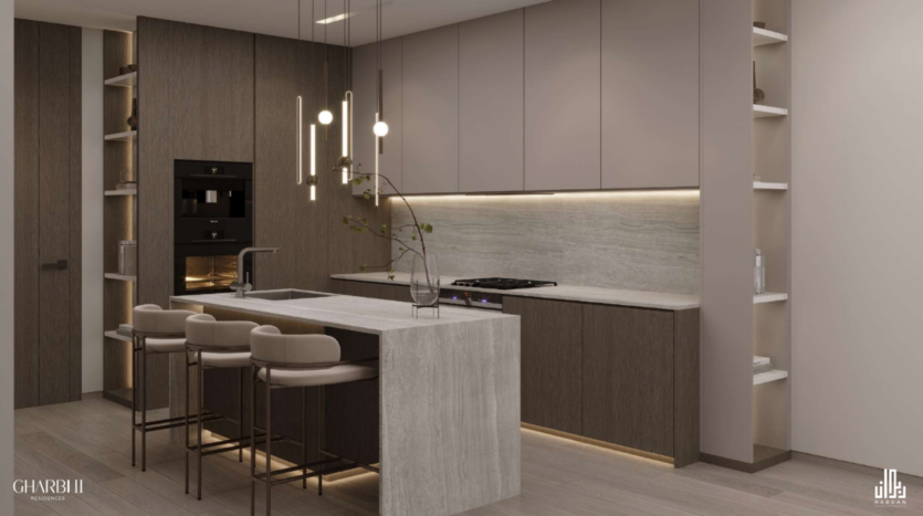 Cucina moderna con eleganti armadietti marroni e isola in marmo. Tre sgabelli imbottiti fiancheggiano l'isola. Le luci a sospensione sono appese in alto. Elettrodomestici integrati e scaffali aperti completano il design pulito e minimalista.