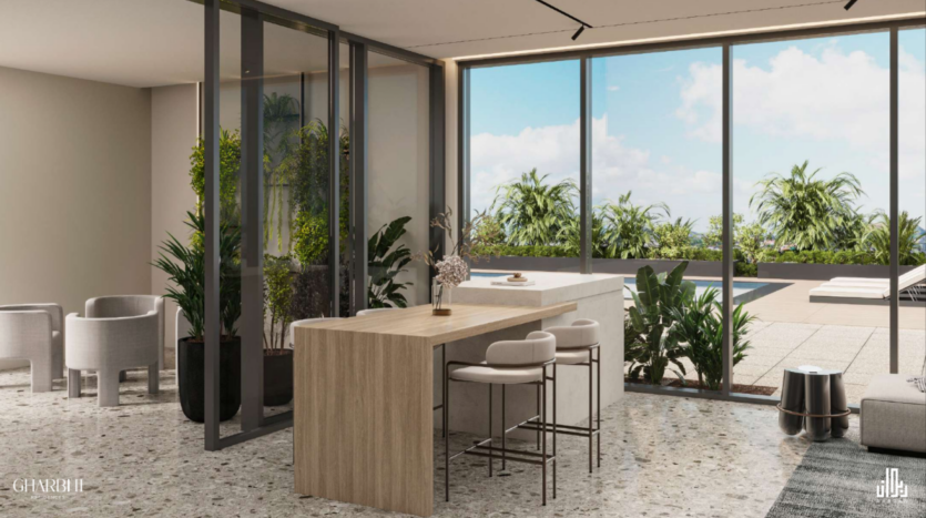 Una sala moderna e ariosa con grandi porte di vetro che si aprono su un patio verdeggiante. All'interno, un tavolo da pranzo in legno con comodi sgabelli e poltrone. Il pavimento è a scaglie e la luce naturale riempie lo spazio.