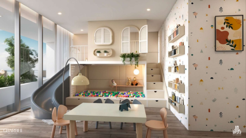 Una luminosa sala giochi per bambini con letto a soppalco, scivolo curvo e scale. L'area inferiore è una piscina di palline. La stanza ha un tavolo con due sedie, una carta da parati geometrica decorativa e un'ampia finestra con vista sul verde.