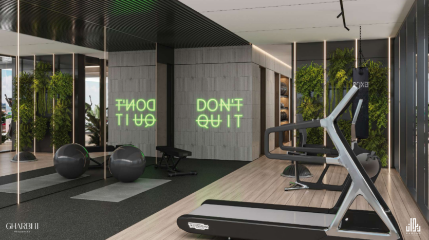 Una palestra moderna con tapis roulant, cyclette e due grandi palle da ginnastica. Le pareti sono decorate di verde e un'insegna al neon recita "DON'T QUIT" con il riflesso "QUIT DON'T" negli specchi.