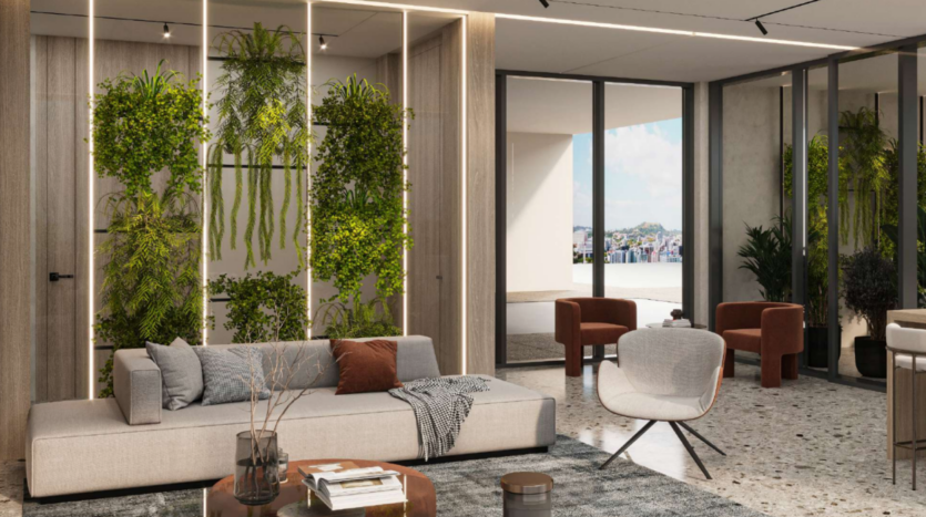 Il moderno soggiorno comprende un elegante divano con coperta, un tavolino rotondo e una sedia. I giardini verticali sono allineati alle pareti e le grandi finestre offrono una vista sul paesaggio urbano. La stanza è decorata con toni neutri.
