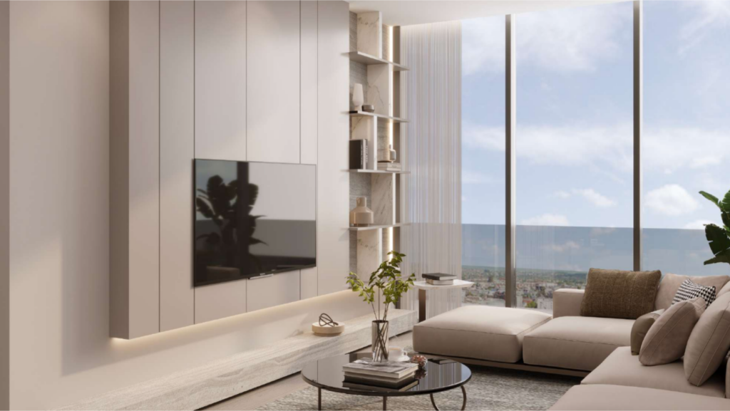 Soggiorno moderno con un'ampia finestra che offre una vista sulla città. Include un televisore a parete, un divano angolare beige chiaro con cuscini, un tavolino in vetro con una pianta e decorazioni minimaliste su scaffali. La luce naturale riempie lo spazio.
