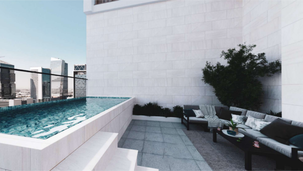 Terrazza sul tetto minimalista con piscina rettangolare dall'acqua limpida e blu. Accanto alla piscina si trova una comoda area salotto con un divano angolare grigio, cuscini a righe e un piccolo tavolo rotondo. Sullo sfondo si vede lo skyline della città.