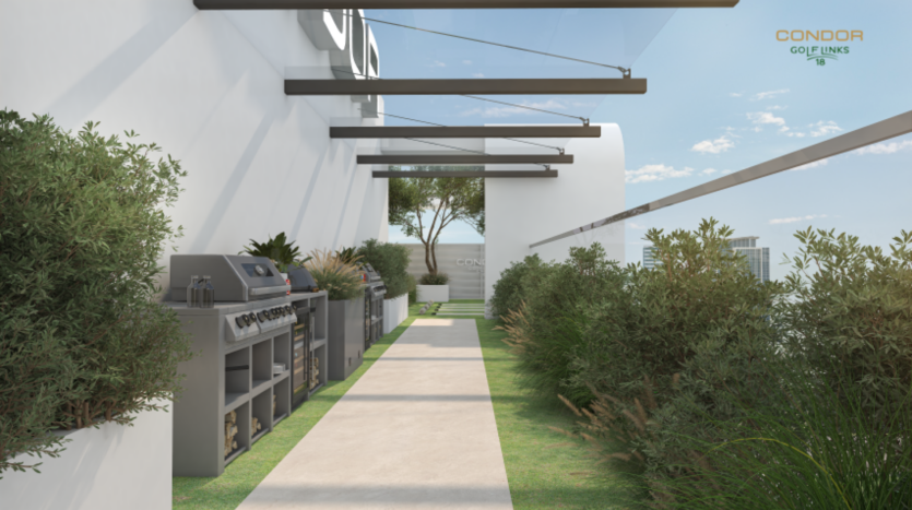 Une terrasse moderne sur le toit est dotée d'une longue allée bordée de plantes vertes des deux côtés, rappelant les parcours de golf luxuriants. Sur la gauche, plusieurs barbecues extérieurs invitent aux rassemblements sous un auvent élégant et transparent. Le ciel est clair et les bâtiments sont visibles en arrière-plan.