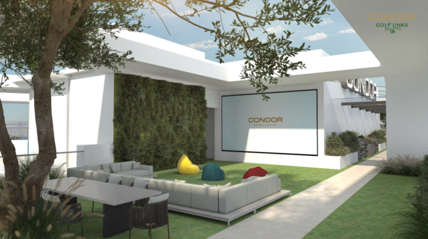 Espace salon extérieur avec mobilier moderne, dont un canapé d'angle blanc et des poufs colorés, sur une terrasse gazonnée en parfaite harmonie avec la nature. Un mur végétal met en valeur l'espace, complété par un écran affichant « Condor Signature » sur un mur blanc. Les arbres et les plantes à proximité créent une ambiance de golf.