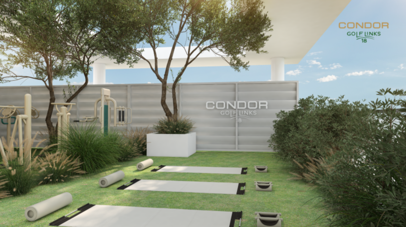 Espace d'exercice extérieur avec tapis de yoga posés sur l'herbe, entouré de plantes et d'équipements de gymnastique. Un panneau indique « Condor Golf Links 18 », alliant fitness et loisirs dans un décor d'arbres et de ciel bleu.