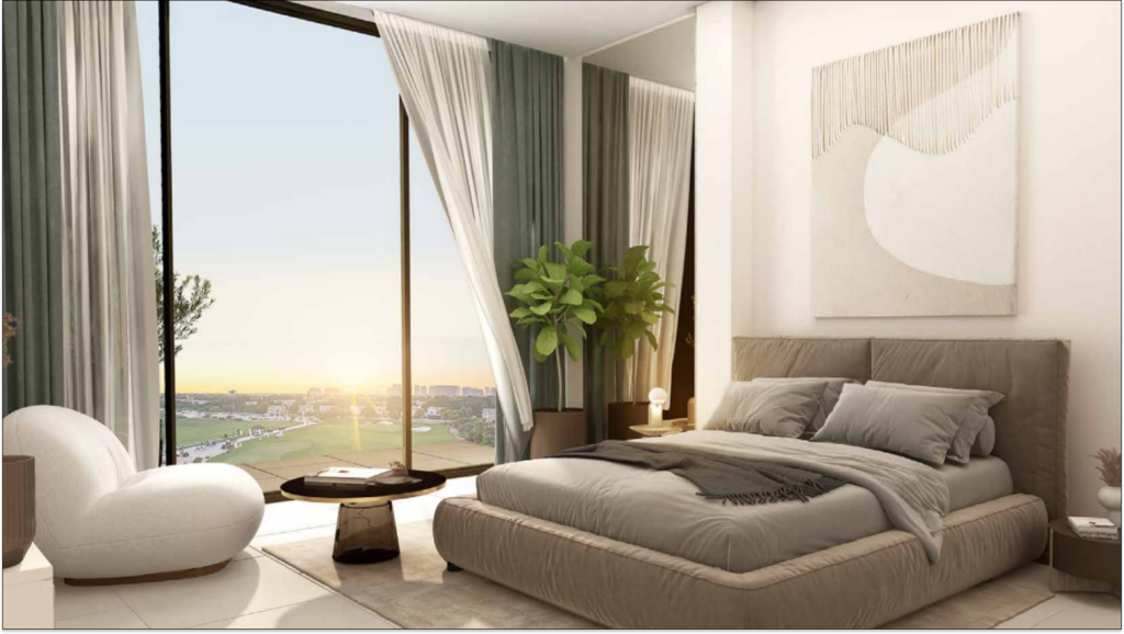 Une chambre moderne avec un grand lit, des draps gris et une chaise en forme de cœur donne sur un parcours de golf pittoresque à travers des baies vitrées. Une vue sur le lever du soleil complète la plante en pot et l'art abstrait, créant une atmosphère sereine et élégante.