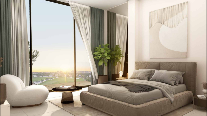 Une chambre moderne avec un grand lit, des draps gris et une chaise en forme de cœur donne sur un parcours de golf pittoresque à travers des baies vitrées. Une vue sur le lever du soleil complète la plante en pot et l'art abstrait, créant une atmosphère sereine et élégante.