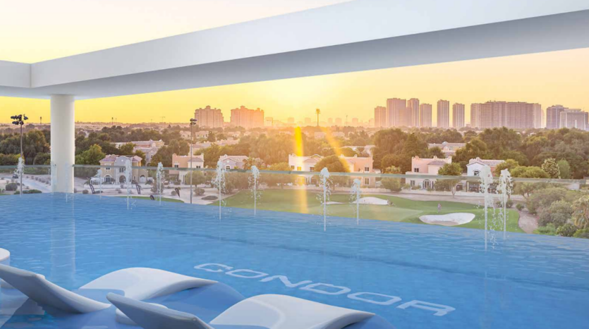 Une piscine à débordement sur le toit surplombant un paysage urbain au coucher du soleil, avec un horizon de grands immeubles et des arbres et des maisons au premier plan. Les chaises longues sont partiellement immergées dans la piscine sous un ciel lumineux, ressemblant à des endroits sereins que l'on trouve sur des parcours de golf exclusifs.