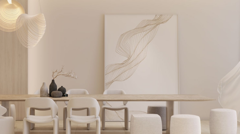 In questa sala da pranzo moderna, spesso presente nelle case private, un tavolo in legno chiaro è circondato da sedie e sgabelli bianchi. Una grande opera d'arte astratta dalle linee ondulate adorna la parete. Sul tavolo si trovano vasi decorativi e un ramo, mentre sopra è appesa un'esclusiva lampada Chedi.