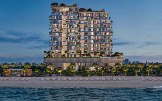 Ein modernes Gebäude am Meer mit vielen Balkonen und üppiger Vegetation auf dem Dach und auf verschiedenen Ebenen. Die Szene spielt in der Abenddämmerung, wobei Lichter das Gebäude beleuchten. Im Vordergrund befinden sich ein Sandstrand und ein ruhiges Meer mit einem Boot in der Nähe.