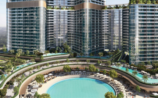 Vue aérienne du complexe hôtelier de luxe moderne Skyvue, composé de trois tours de grande hauteur. En contrebas, une piscine circulaire est entourée d'un aménagement paysager luxuriant, de chaises longues et de parasols. Les tours disposent de balcons et de verdure sur les terrasses, incarnant l'essence de l'élégance et de la tranquillité.
