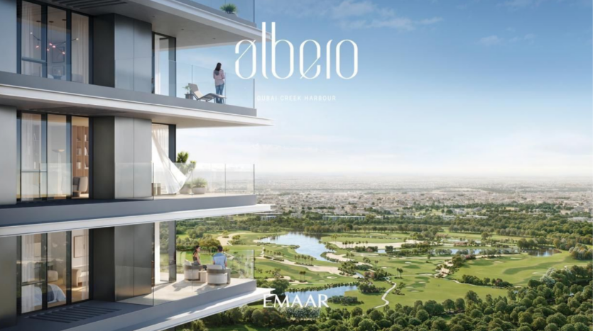 Il balcone di un edificio moderno con una persona che si rilassa su una sedia a sdraio, affacciata su un vasto campo da golf verde e sulla città in lontananza. Il cielo è limpido e azzurro. Nell'immagine compaiono le parole "Albero" e "Emaar".